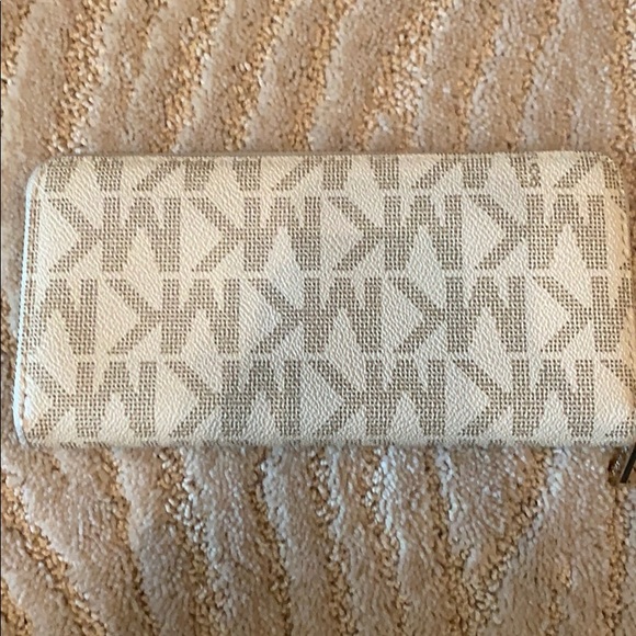 Michael Kors Wallet - Picture 2 of 5